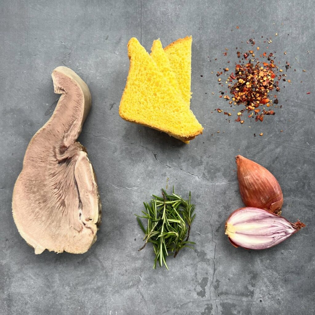 ingredienti Pan brioche tostato al burro, lingua di manzo, chimichurri con scalogno e prezzemolo.