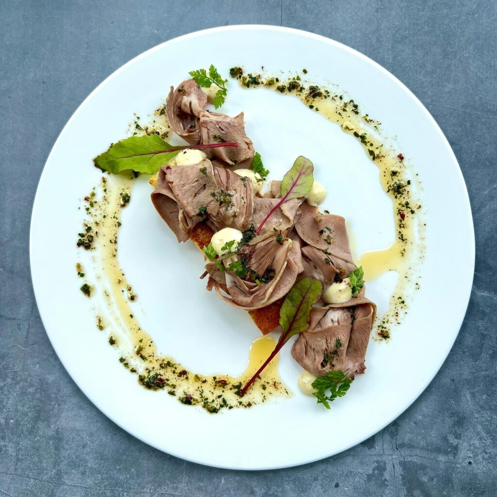 Pan brioche tostato al burro, lingua di manzo, chimichurri con scalogno e prezzemolo