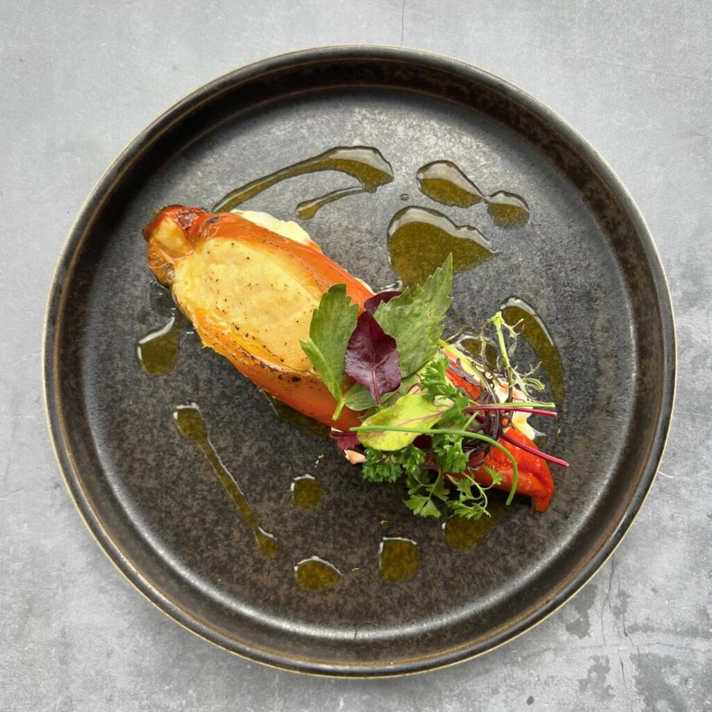 peperone cornetto allo zafferano, crema di ceci della Valmarecchia, insalata russa.