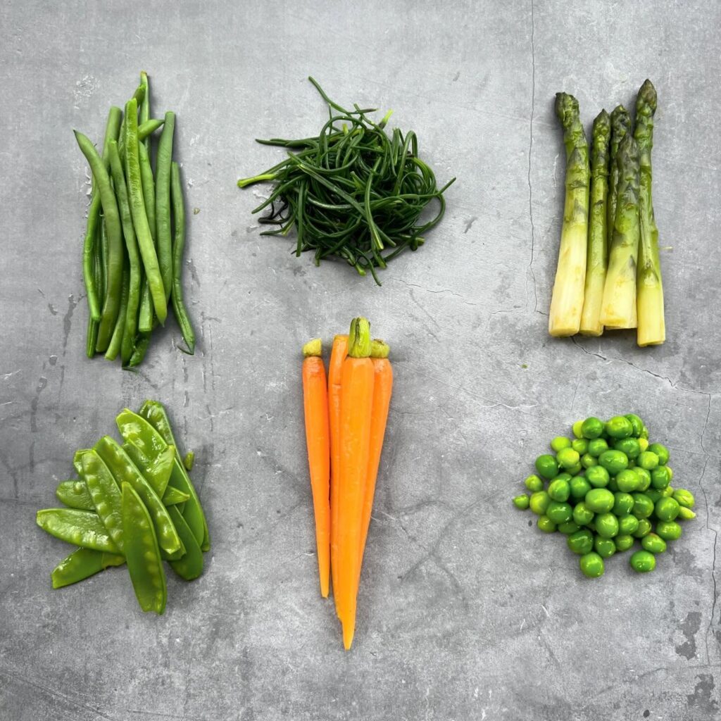 ingredienti della spumosa di piselli, ortaggi, erbe aromatiche