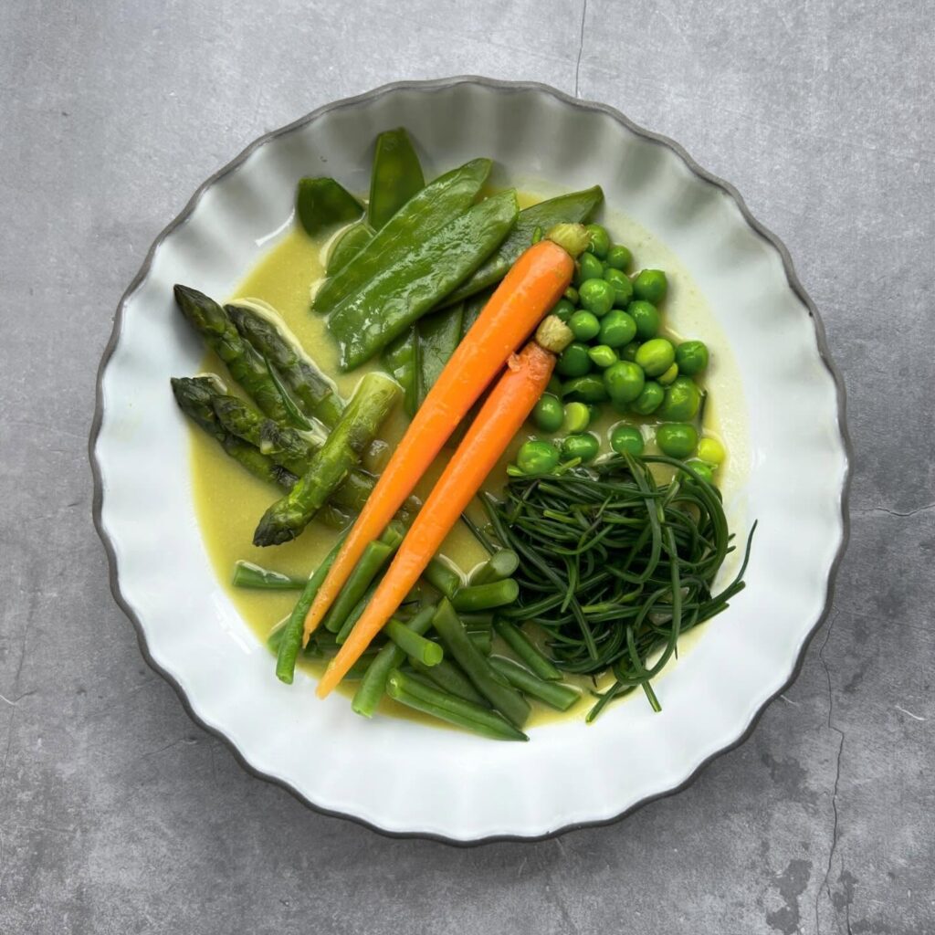 La nostra crema spumosa di piselli, ortaggi, erbe aromatiche